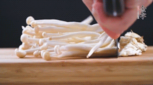 海鮮菇、蟹味菇去掉根部，洗凈。