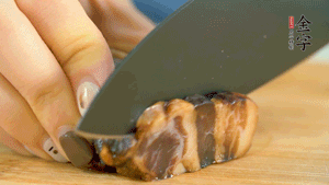 金字風味醬肉切成片，上鍋蒸15分鐘。