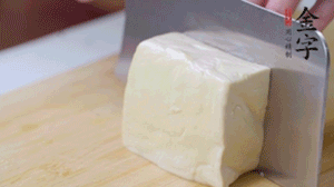 老豆腐切片，浸水備用。