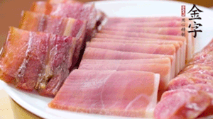 擺盤后鋪上老豆腐，淋點(diǎn)料酒，灑點(diǎn)白糖上鍋蒸20分鐘。