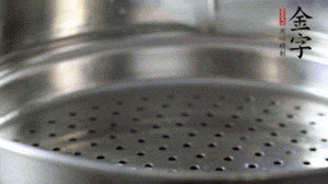 出鍋后，倒扣臘味，撒上蔥花即可。