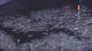 小青菜洗凈后，鍋中水燒開(kāi)，放點(diǎn)鹽和滴幾滴油后燙熟。