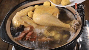 出國(guó)前加少許鹽，撒上蔥花即可。