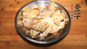 筍干冷水泡發(fā)至軟，切成小段，生姜切成片備用。