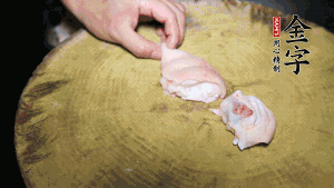 新鮮豬蹄切成塊狀，冷水入鍋，加姜片、黃酒汆燙3分鐘，出鍋后洗凈。（要先將豬蹄的蹄甲和毛處理干凈，如果有毛扎扎的感覺，非常影響口感。大火燒開后，撇去血沫，要多撇幾遍至干凈，這樣才可使湯色更鮮亮、清淡不油膩。）