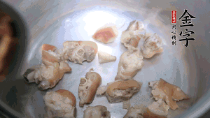 將汆燙好的豬蹄塊、蹄片 、筍段、姜片放入鍋中，放黃酒調(diào)味。