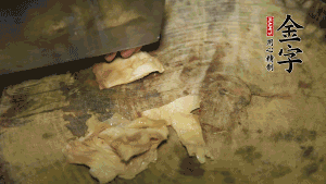 加適量溫水淹沒食材，大火燉至水沸后再小火慢燉1小時(shí)，出鍋前10分鐘加枸杞。（焯過水后的豬蹄不應(yīng)再用涼水，用溫水燉煮更容易軟爛。也可以用高壓鍋或者有煲湯功能的電飯煲，省時(shí)又便于入味。）