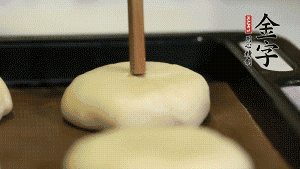 【包月餅】2．收口向下放在案板上，輕輕將月餅坯按扁，用筷子點紅點做裝飾?？鞠漕A熱至170℃，月餅放在中下層，烤17分鐘左右。