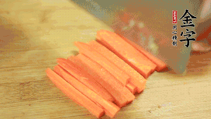 洋蔥、青椒、胡蘿卜切成粒備用。