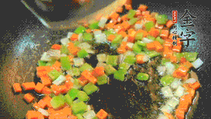 以耗油、料酒調味，加適量清水燜煮。