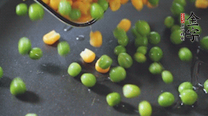 鍋7成熱時，下豌豆、玉米翻炒，再依次放醬肉、洋蔥碎、木耳碎。