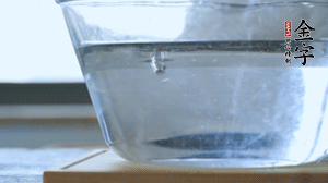 紅豆提前浸泡備用。