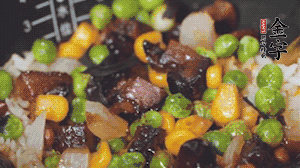 出鍋前加蠔油、生抽調味，撒點熟白芝麻即可。