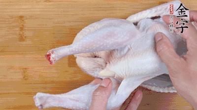 菌菇分別冷水泡發(fā)。雞處理干凈后剁成小塊，放水中浸泡半小時去血水。