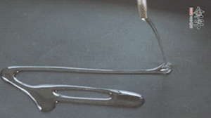 鍋中加少許油，爆香蔥姜蒜、香料 ，喜歡麻的也可以加點花椒！接著放入郫縣豆瓣醬煸炒出紅油。