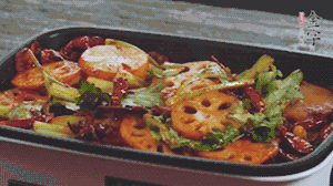 加入金字麻辣香腸，翻炒5分鐘左右。再加入之前準備好的蔬菜，翻炒均勻，最后放入蝦。