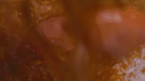 米放電飯鍋，倒入配菜，湯汁一起倒入（湯汁剛好沒過食材即可），電飯鍋開啟煮飯模式，煮好燜20分鐘，撒蔥花。