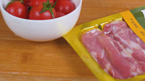 洋蔥、土豆切丁塊，火腿切小片，小番茄對半切開。