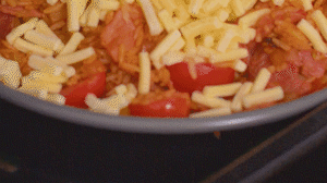 烤箱上下火180度預(yù)熱，將米飯分別盛入容器中。表面均勻的撒上馬蘇里拉芝士碎，放進烤箱中層烤20分鐘左右，待芝士融化上色即可。