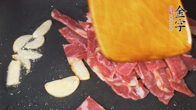 意面按照包裝時(shí)間煮熟過(guò)涼水，金字淡火腿切成小片。