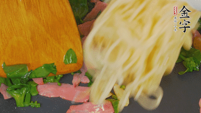 鍋中倒油燒熱，蒜片煸香，淡火腿略翻炒。