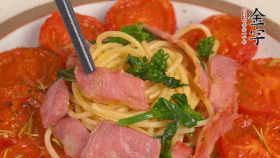 加菜花翻炒1分鐘后加意面，翻炒1分鐘后用少許鹽、黑胡椒調(diào)味即可。