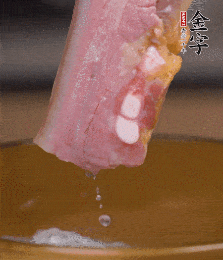 煮過的西蘭花切碎。煮熟的淡咸肉切丁。