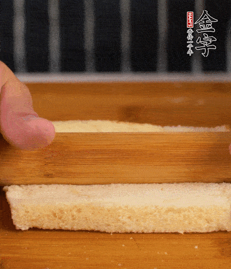 吐司切去四邊，搟薄；烤腸竹簽穿過。