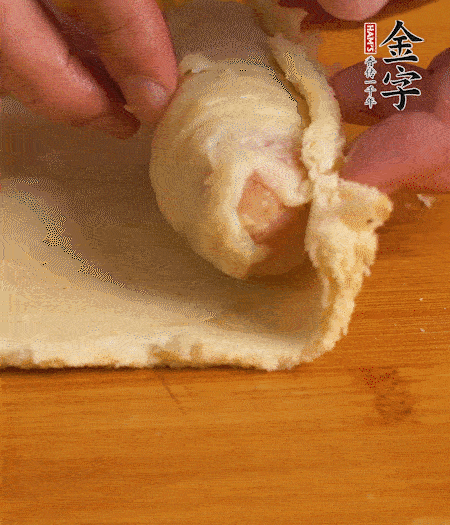 吐司卷起香腸，吐司尾端涂抹少許全蛋液，卷好的吐司表面蘸上蛋液，在裹上一層面包糠，送入預熱好的烤箱中。