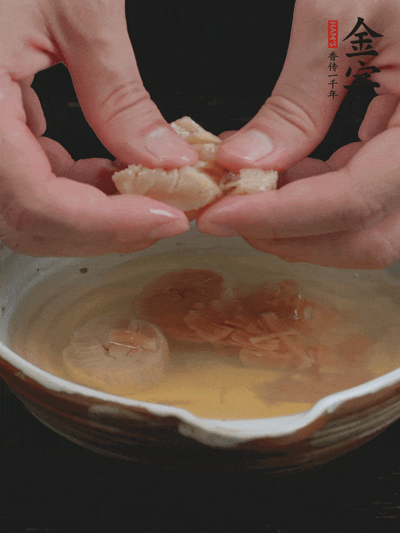 元貝溫水泡發，拆成細絲。