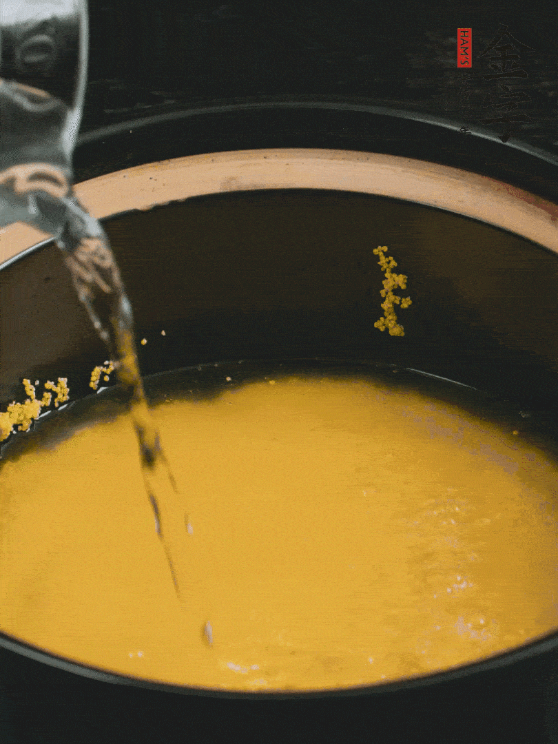 小米洗凈后，加水小火煲1個小時。