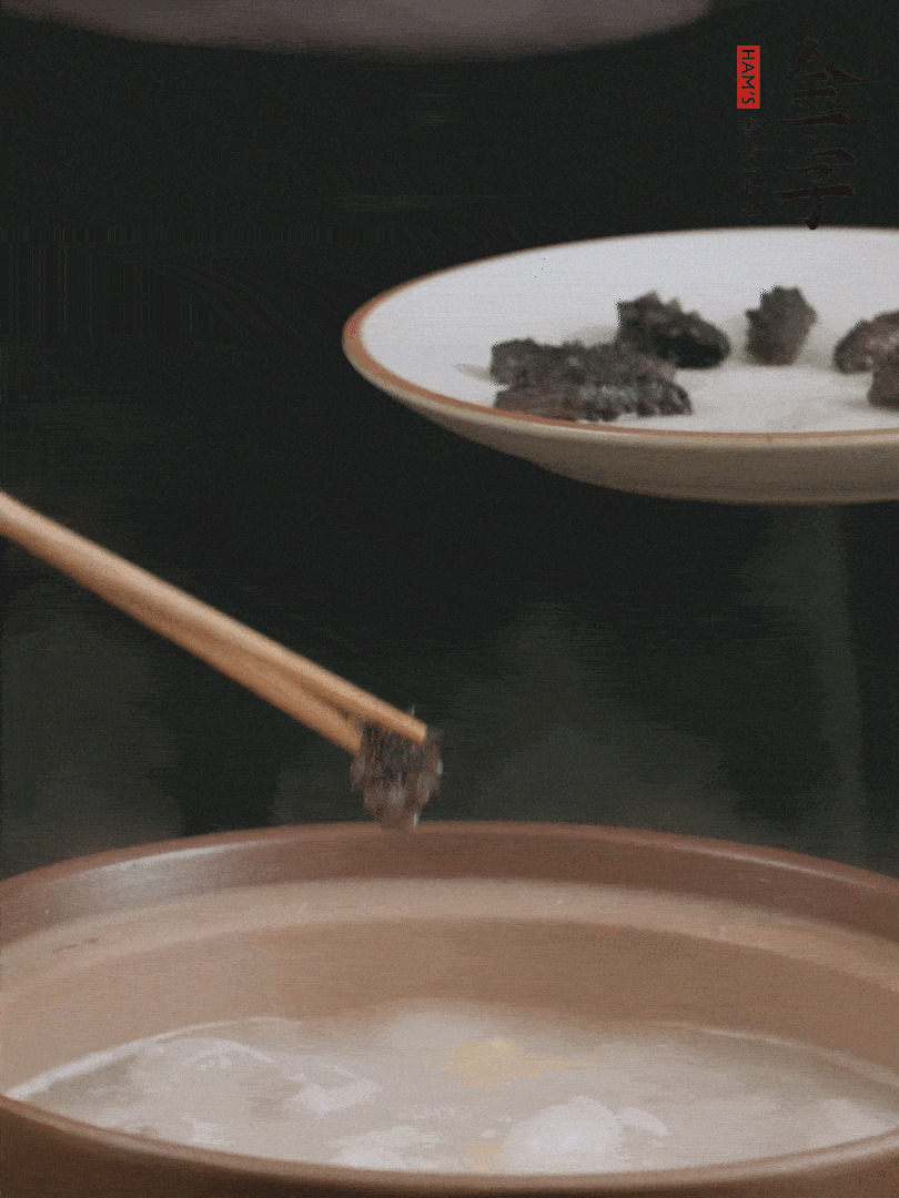 期間雞湯燉到80分鐘時，加小海參再燉10分鐘。