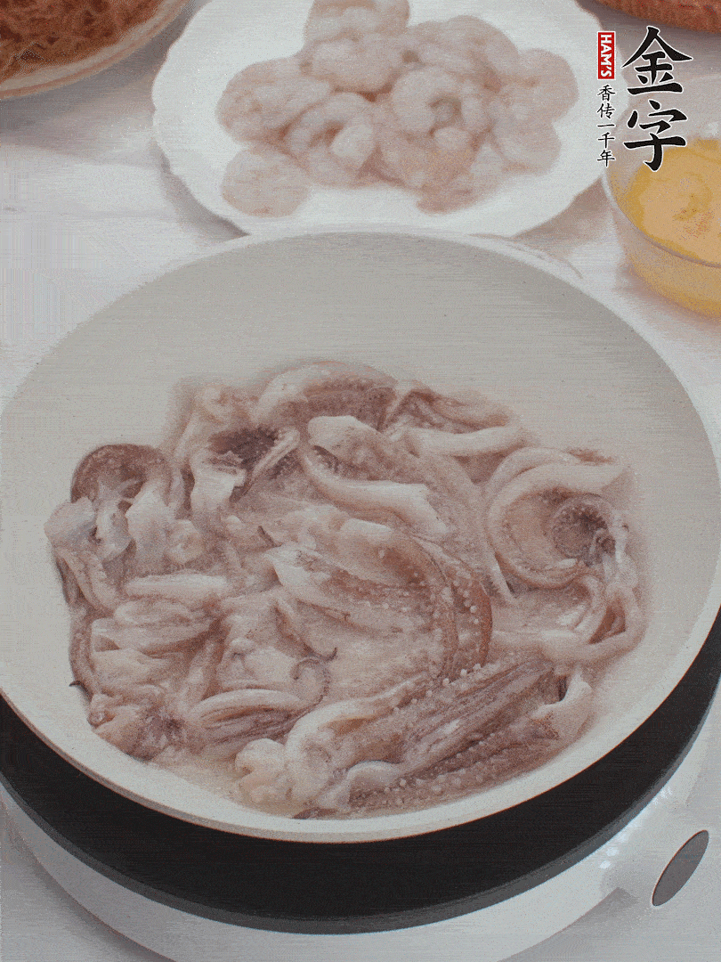 蝦仁、魷魚(yú)滑油，蛋液炒制半熟。