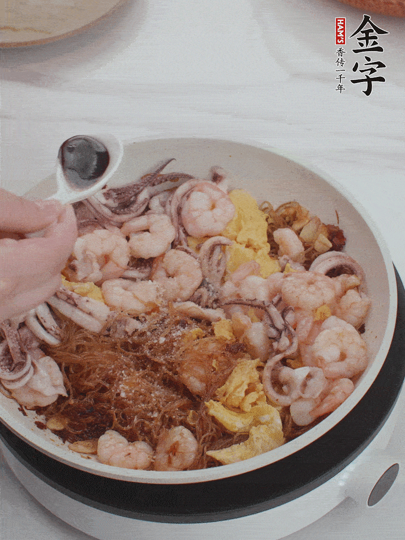 放1/3勺鹽、1/3勺雞精、1/3勺糖、2/3勺生抽調(diào)味。