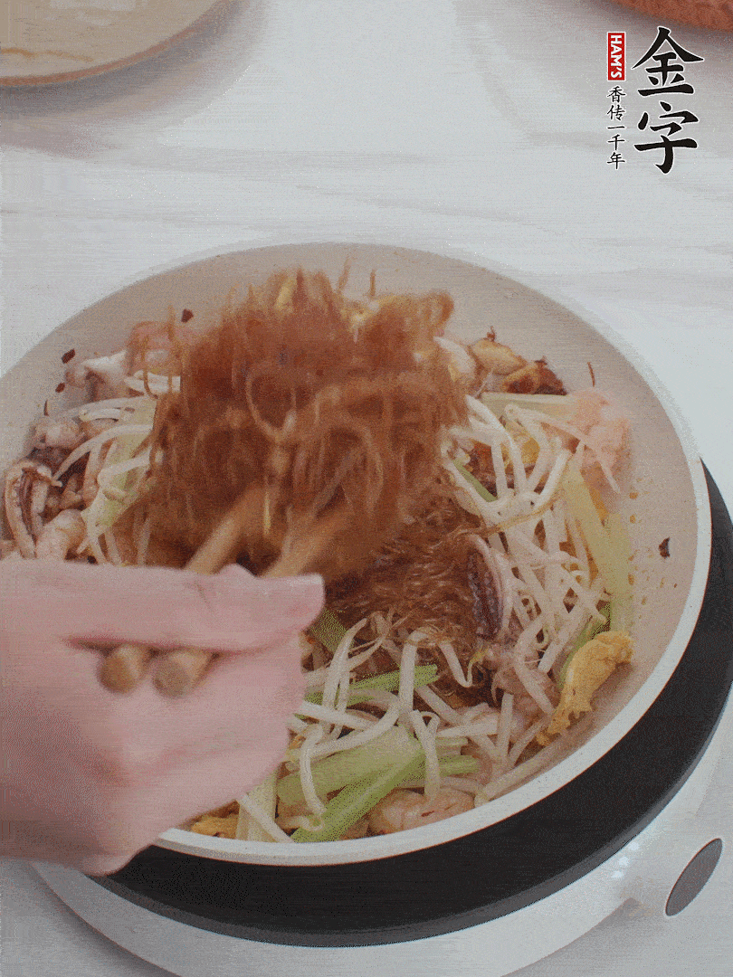 放焯好水的香芹、豆芽翻炒挑松。