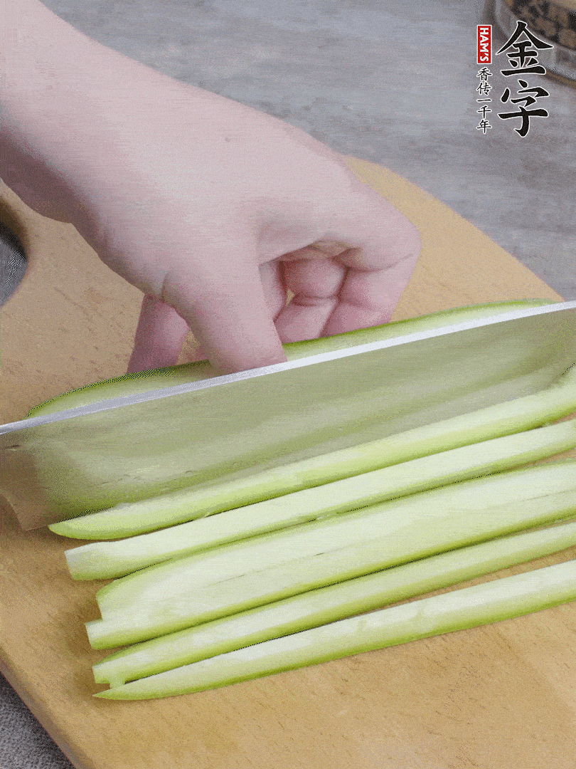 西葫蘆對半切，去瓤切條。