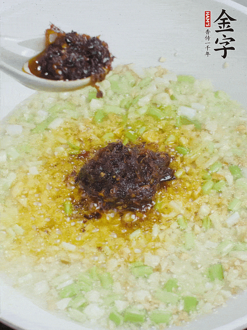 下蔥姜、1大勺金字火腿大師醬爆香。