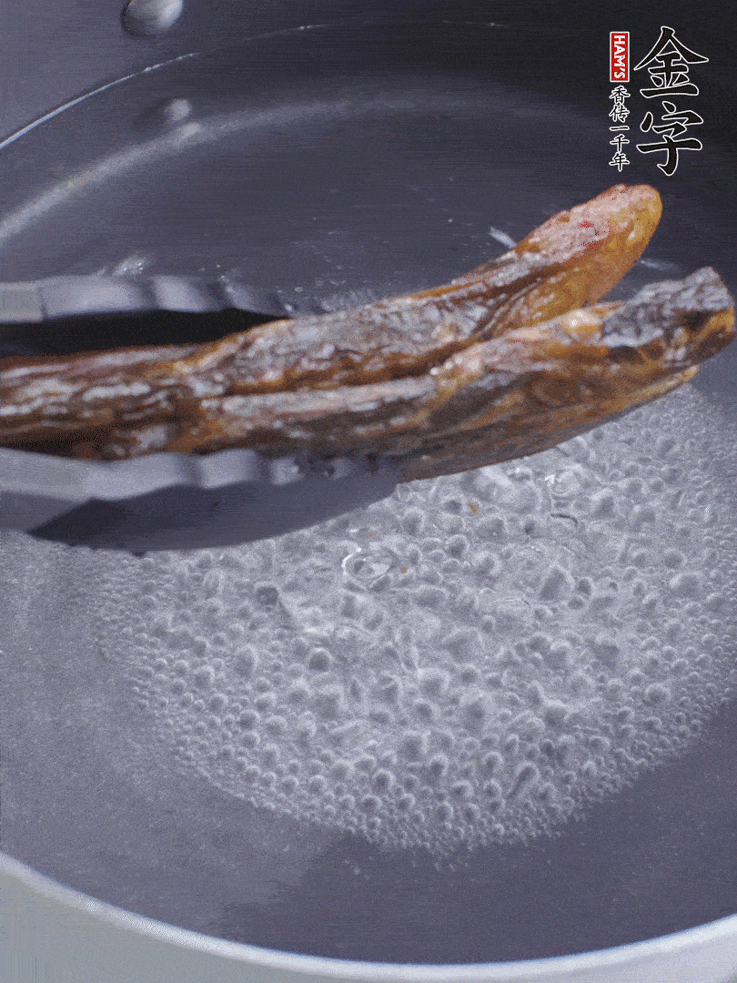 金字醬油肉水煮15分鐘，切薄片。