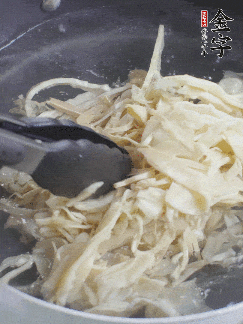 糯米筍焯水1分鐘，過涼水，擠干水份。