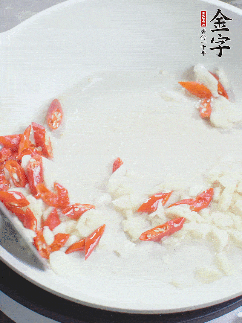 冷鍋熱油，下辣椒、大蒜煸香。