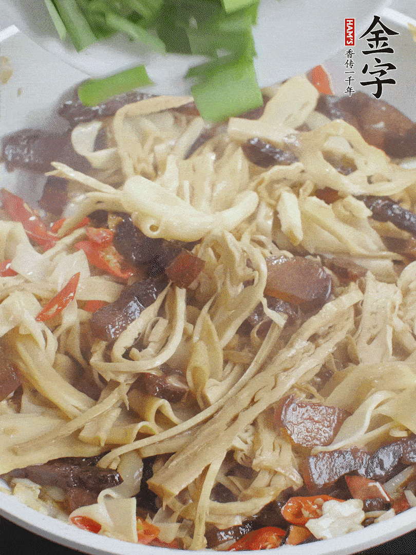 翻炒均勻，下蒜葉。