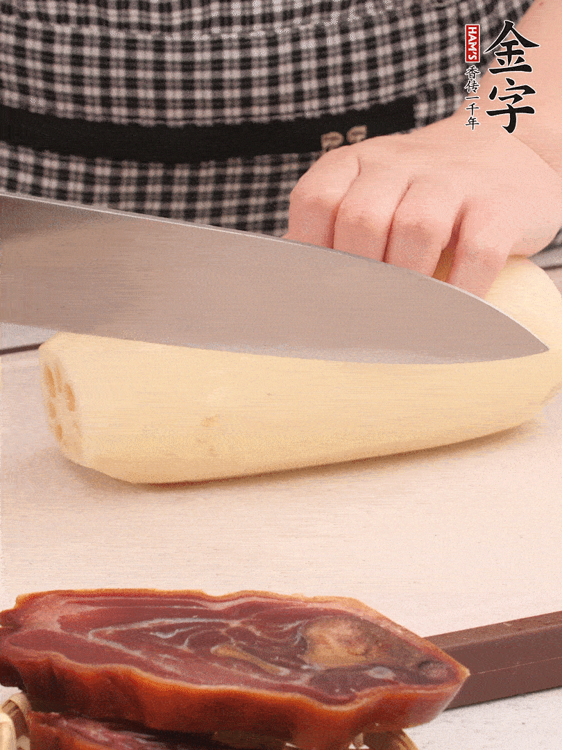 蓮藕削皮切塊。