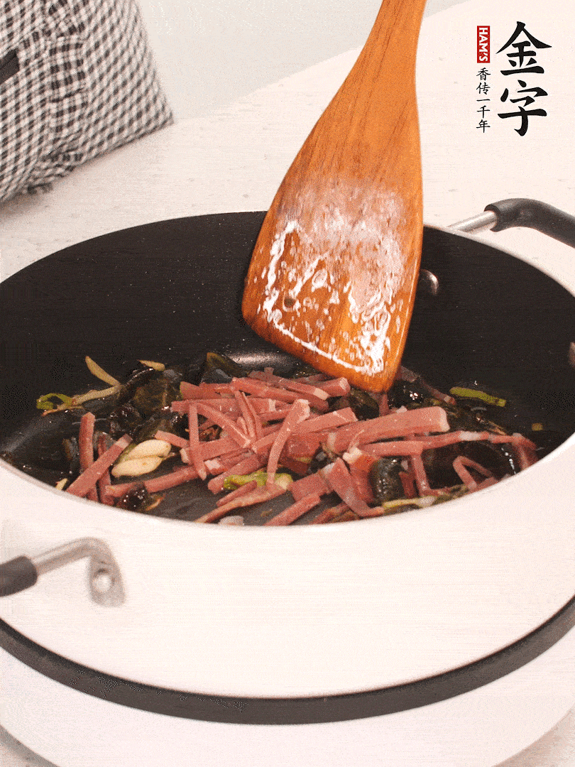 加入火腿煸炒一會(huì)，倒入開(kāi)水燉煮15分鐘。