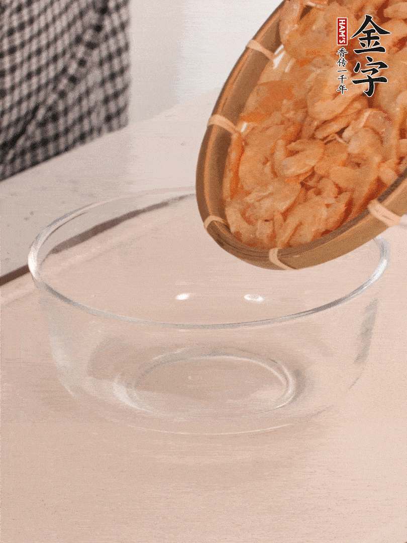 海米提前用溫水浸泡一會(huì)。
