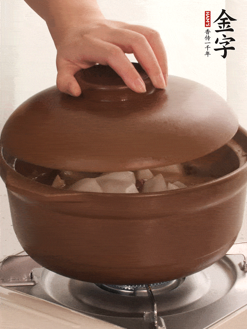 倒沒(méi)過(guò)食材的熱水，大火燒開(kāi)。蓋上蓋子轉(zhuǎn)中小火，燉15-20分鐘。等蘿卜煮到喜歡的軟爛度就可以關(guān)火。