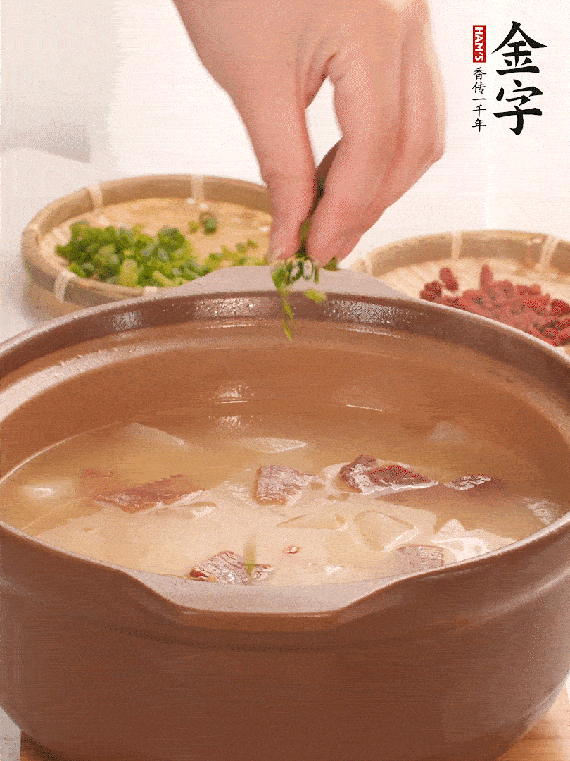 最后點(diǎn)綴點(diǎn)小蔥花、枸杞，增色提味。