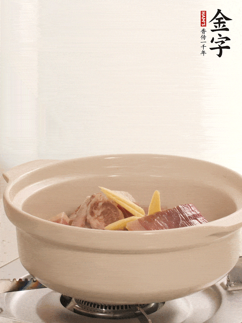 湯鍋放入排骨、火腿、姜，加適量水。煮開(kāi)后轉(zhuǎn)小火燉40分鐘。