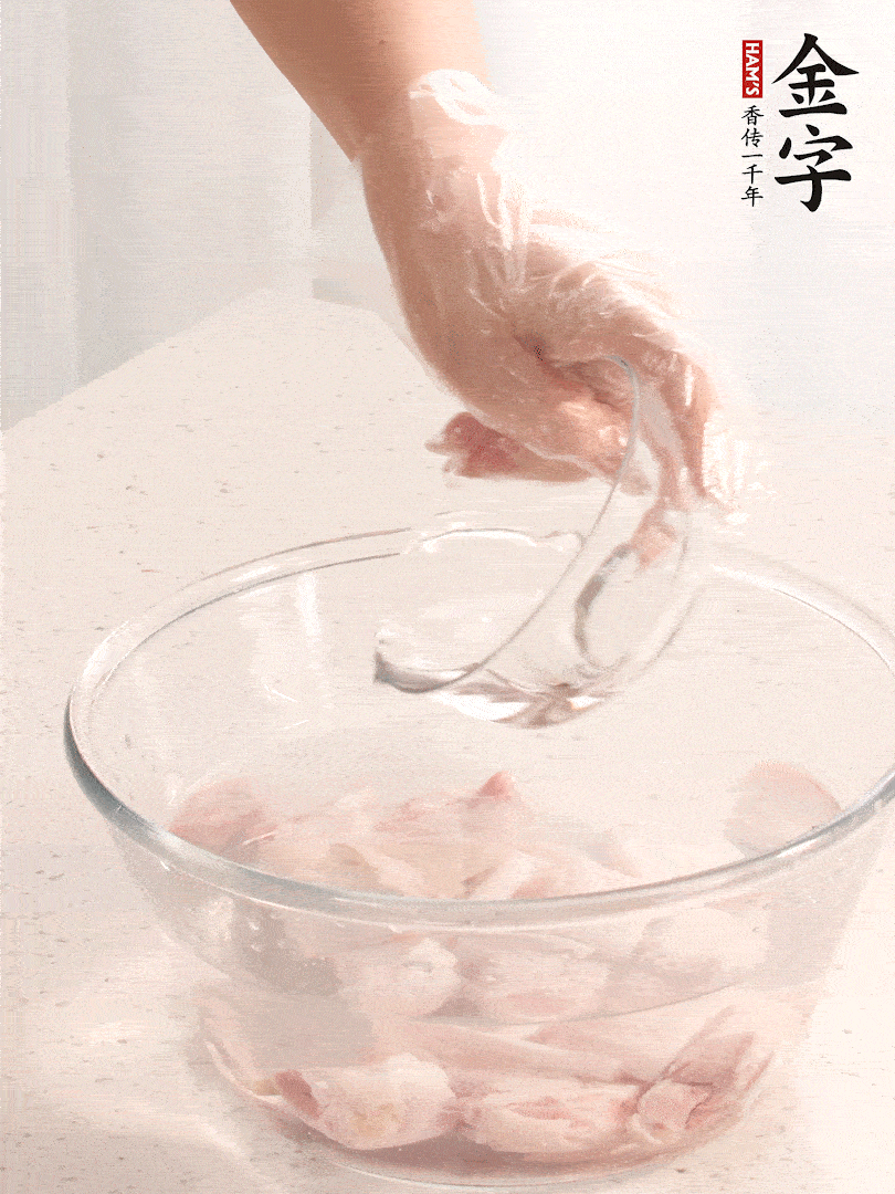 豬蹄除去雜毛、刮去油膩，斬成大塊，冷水浸泡半小時出血水，冷水下鍋，放入姜片、醋去腥，水燒開大約2分鐘，撈出。（白醋能夠讓豬蹄更白凈）