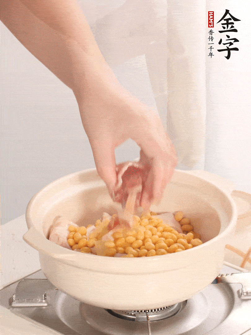 湯鍋放入豬蹄、姜片，加入黃豆、火腿，倒入足量的清水、適量料酒。