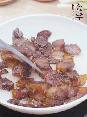 熱鍋少油，醬油肉煸出油脂，盛出。